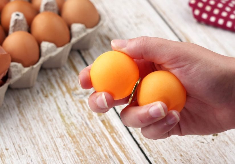 How to Break an Egg with One Hand: 7 Steps