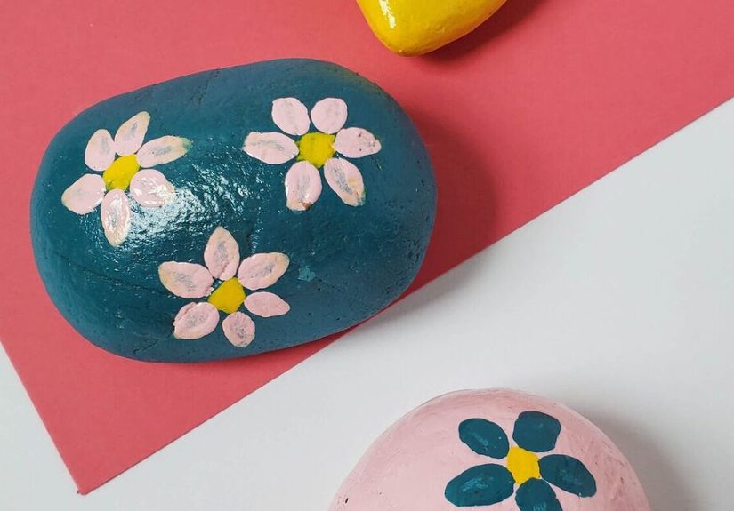 Simple Flower Painted Rocks Easy DIY