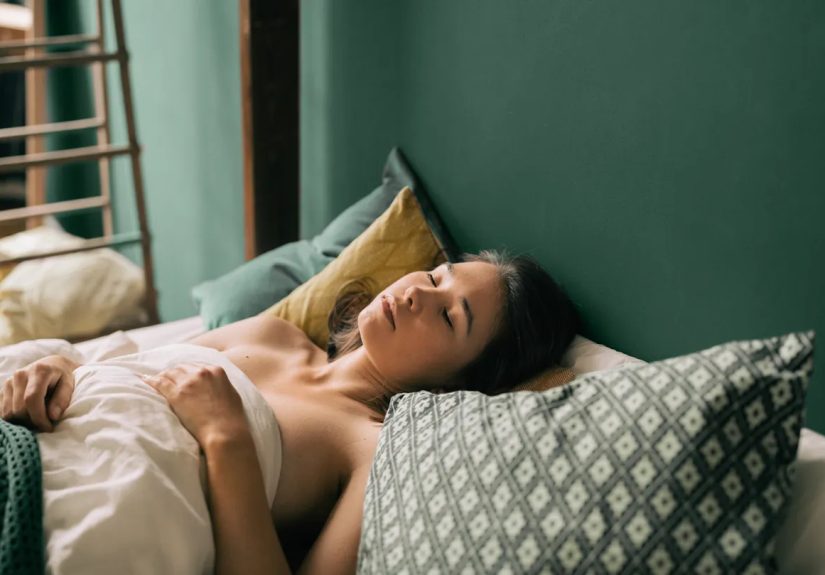 Sleeping Naked: 5 Benefits to Know About
