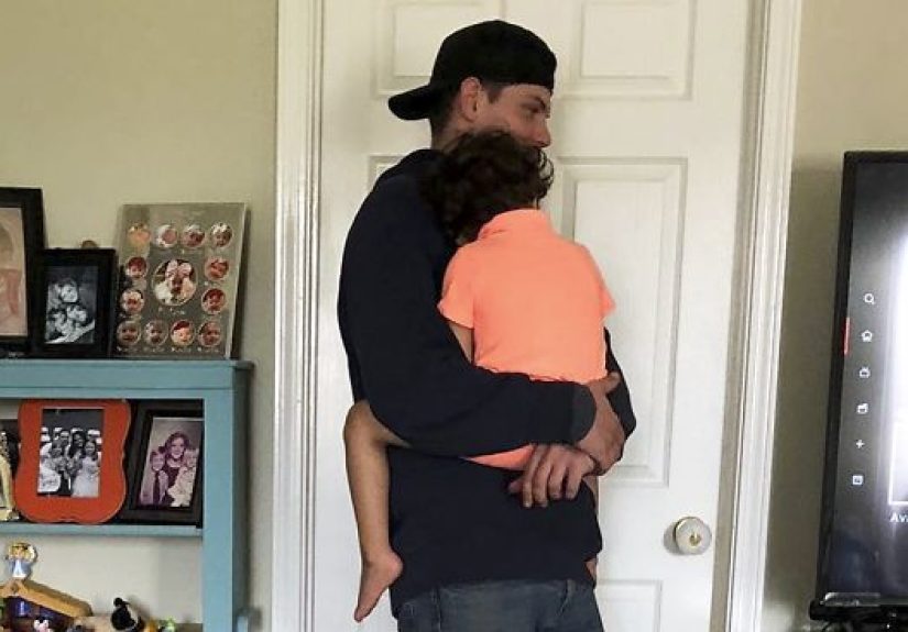 This Mom Wants A Salary Raise For The Technician Who Took Care Of Her Crying Blind Baby, While Doing His Job