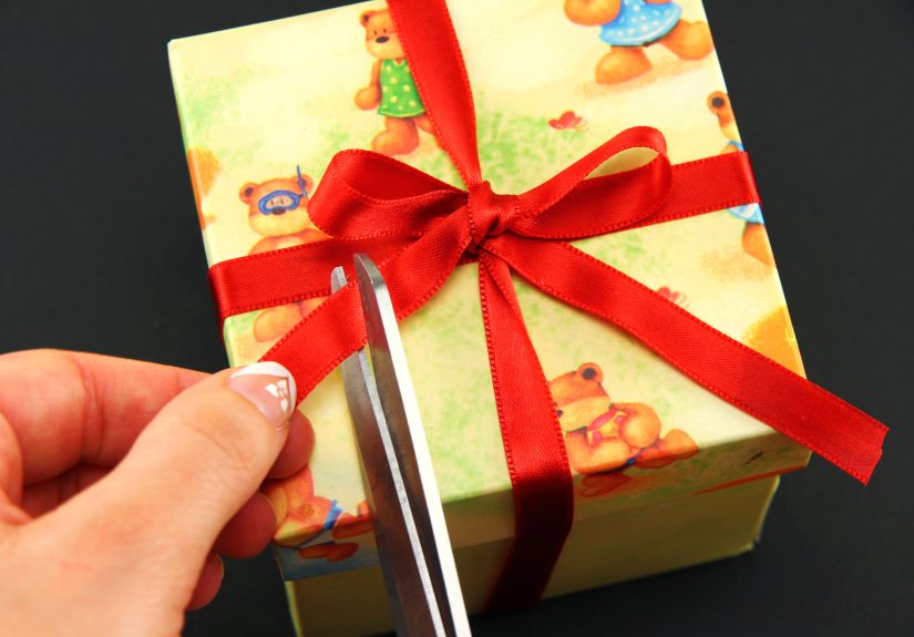 How to Tie a Gift Wrapping Bow: 6 Steps