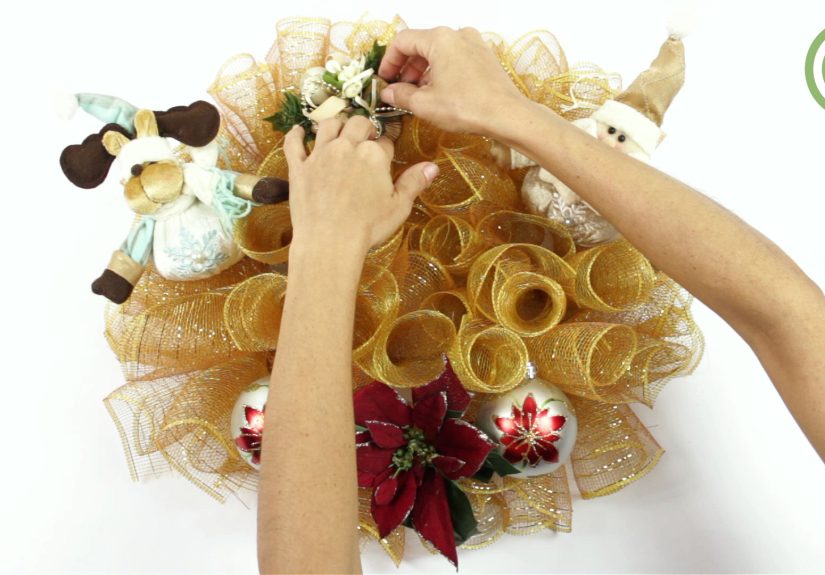 3 Ways to Make a Deco Mesh Wreath