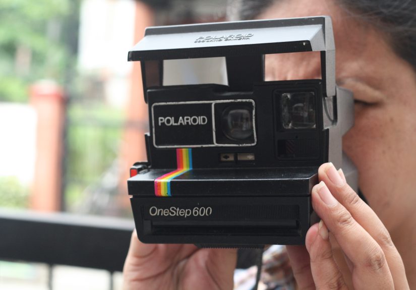 How to Load a Polaroid 600 Camera: 8 Steps